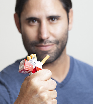 Hombre aplastando cigarrillos.