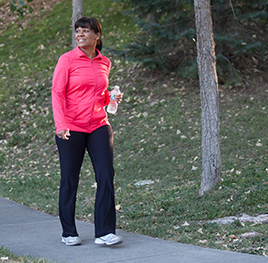 Mujer caminando al aire libre.